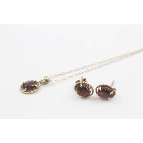 152 - 9ct gold garnet pendant necklace & stud earrings set (1.9g)