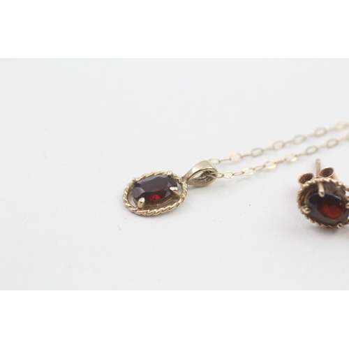 152 - 9ct gold garnet pendant necklace & stud earrings set (1.9g)