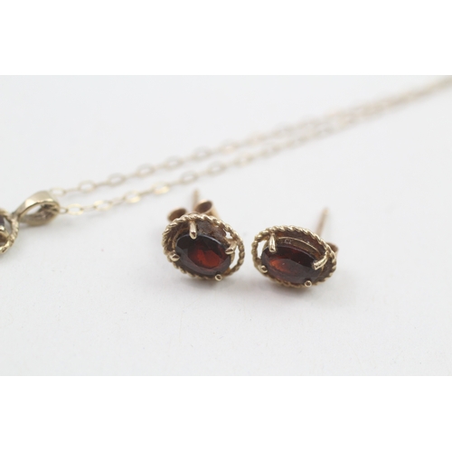 152 - 9ct gold garnet pendant necklace & stud earrings set (1.9g)