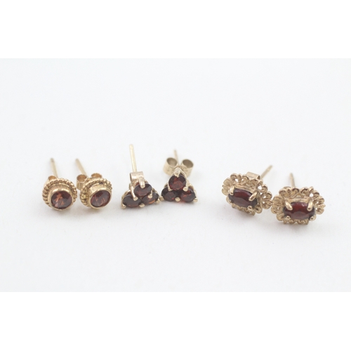 153 - 3 x 9ct gold garnet stud earrings (2.2g)