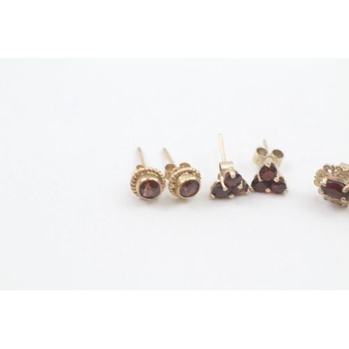 153 - 3 x 9ct gold garnet stud earrings (2.2g)