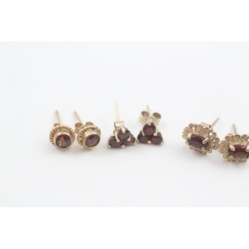 153 - 3 x 9ct gold garnet stud earrings (2.2g)