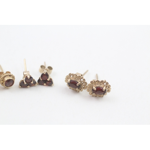 153 - 3 x 9ct gold garnet stud earrings (2.2g)