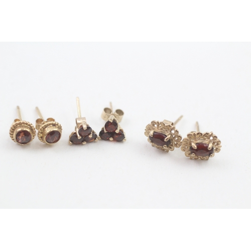 153 - 3 x 9ct gold garnet stud earrings (2.2g)