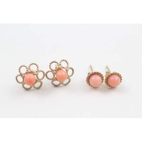 155 - 2 x 9ct coral floral stud earrings (1.9g)