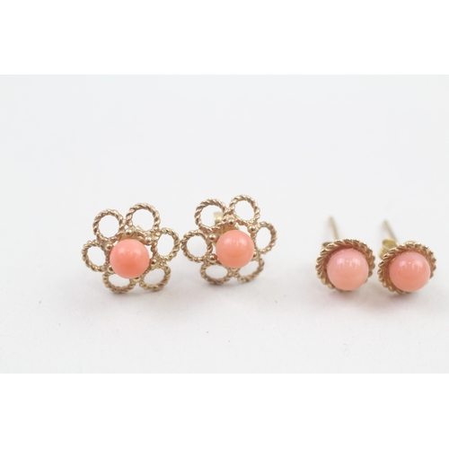 155 - 2 x 9ct coral floral stud earrings (1.9g)