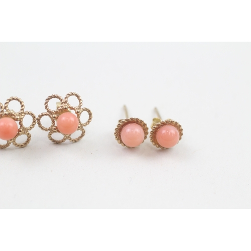 155 - 2 x 9ct coral floral stud earrings (1.9g)