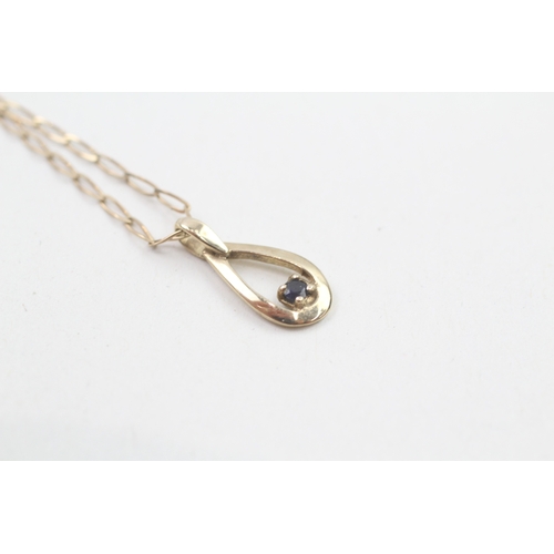 159 - 9ct gold sapphire single stone pendant necklace (1.9g)