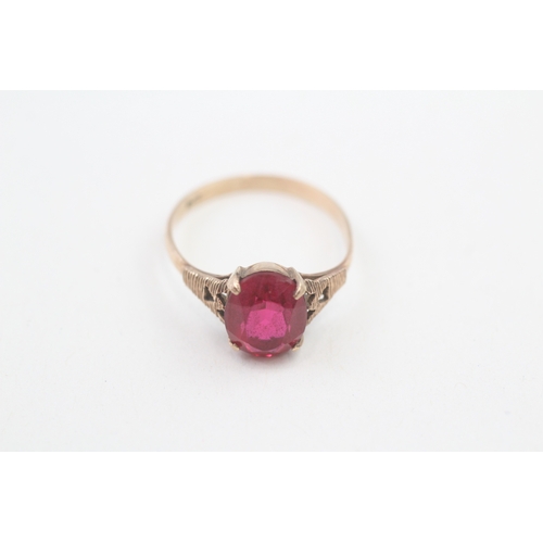 176 - 9ct gold vintage red paste dress ring (2.3g)