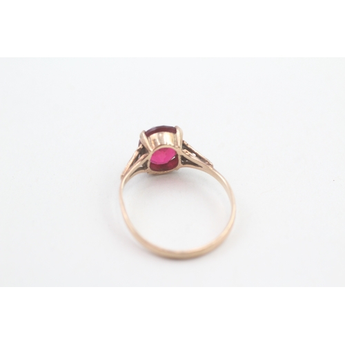 176 - 9ct gold vintage red paste dress ring (2.3g)