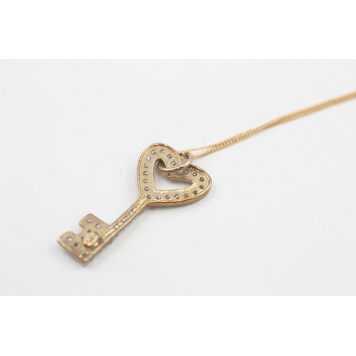 179 - 9ct gold cubic zirconia key pnednat necklace (1.8g)