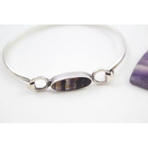 290 - A silver Blue John bangle and an amethyst pendant (41g)