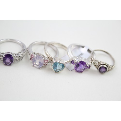 306 - A collection of silver stone set rings including amethyst and topaz (30g)