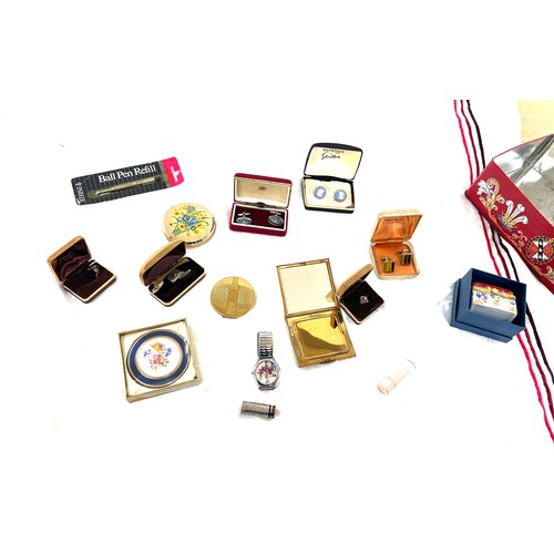 558 - Selection of collectables includes compacts, watches etc