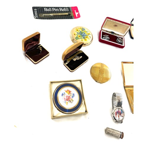 558 - Selection of collectables includes compacts, watches etc