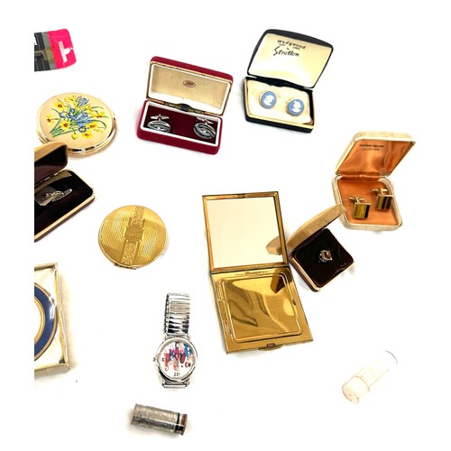 558 - Selection of collectables includes compacts, watches etc