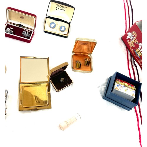 558 - Selection of collectables includes compacts, watches etc