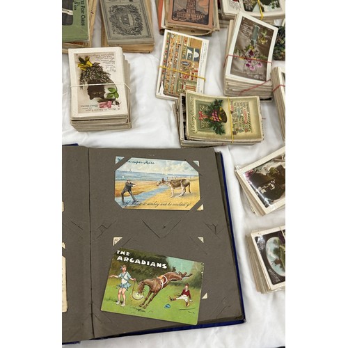 129 - Selection of vintage and later post cards includes postcard album