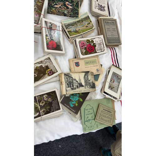 129 - Selection of vintage and later post cards includes postcard album