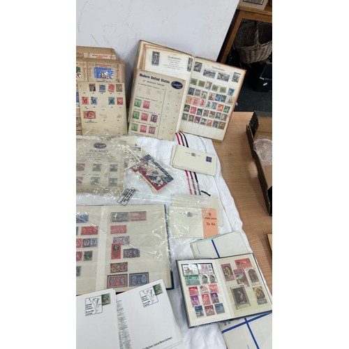 122 - Selection of vintage and later stamps and stamp albums