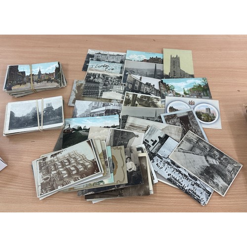 562 - Selection of vintage and later postcards