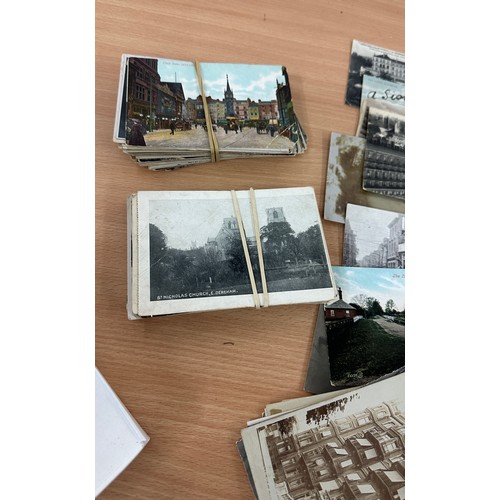 562 - Selection of vintage and later postcards