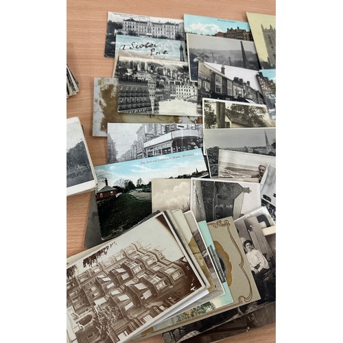 562 - Selection of vintage and later postcards