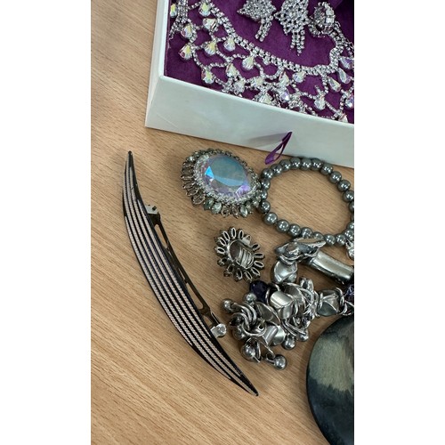 532 - Selection of assorted costume jewellery includes hair clips etc