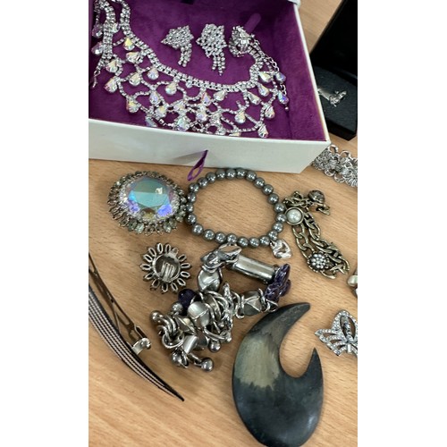 532 - Selection of assorted costume jewellery includes hair clips etc