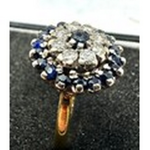 132 - 18ct gold diamond & sapphire ring weight 5.5g