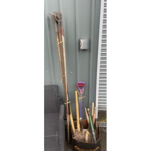 100I - Selection of assorted garden tools