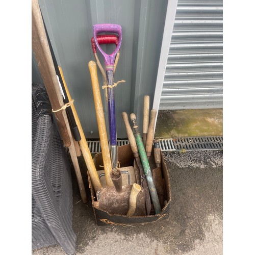 100I - Selection of assorted garden tools