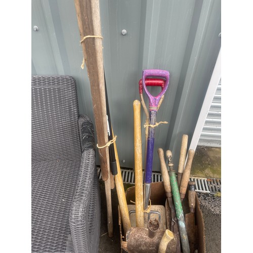 100I - Selection of assorted garden tools