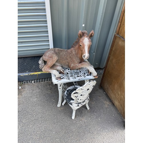 100Q - Small plastic table and chair with a foul figure