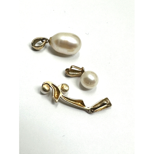 86 - 3 x 9ct gold pearl set pendants weight 2.3g
