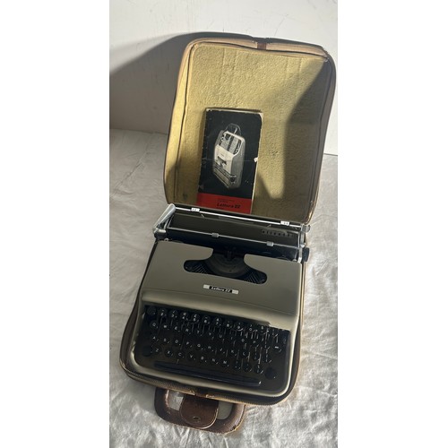 298 - Vintage Lettera 22 type writer