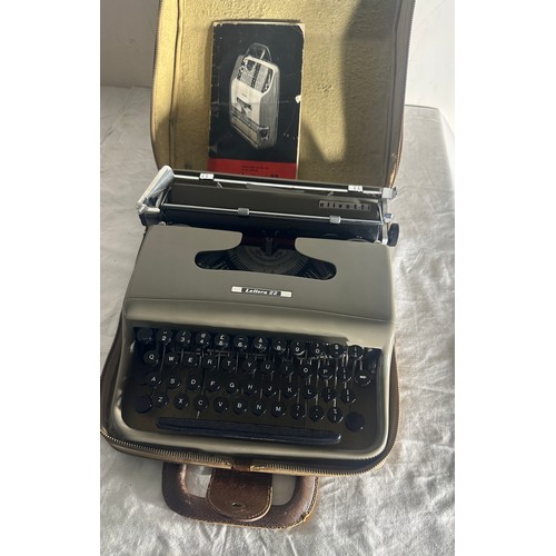 298 - Vintage Lettera 22 type writer