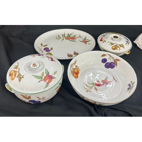 621 - Royal Worcester serving bowl, platter and 2 lidded tureens