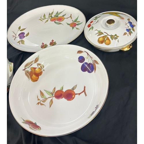 621 - Royal Worcester serving bowl, platter and 2 lidded tureens