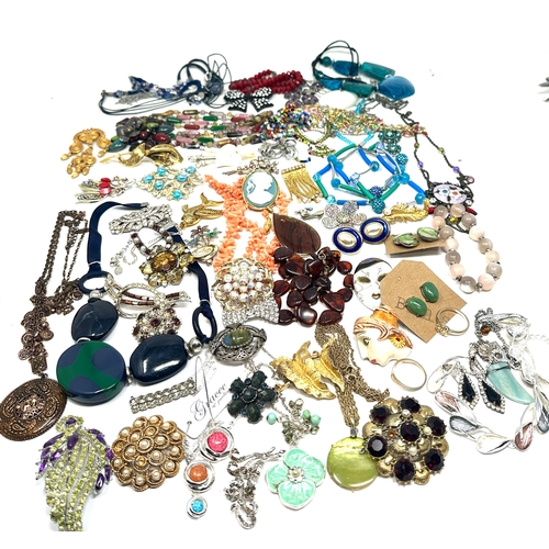 1303 - selection of vintage and later costume jewellery weight 1.15 k