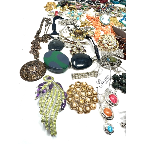 1303 - selection of vintage and later costume jewellery weight 1.15 k