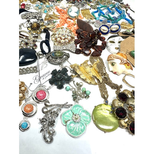 1303 - selection of vintage and later costume jewellery weight 1.15 k