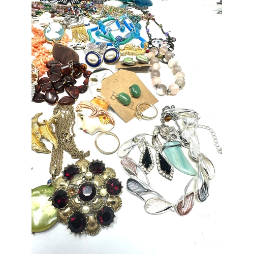 1303 - selection of vintage and later costume jewellery weight 1.15 k