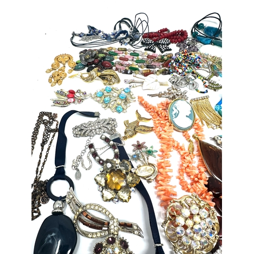 1303 - selection of vintage and later costume jewellery weight 1.15 k