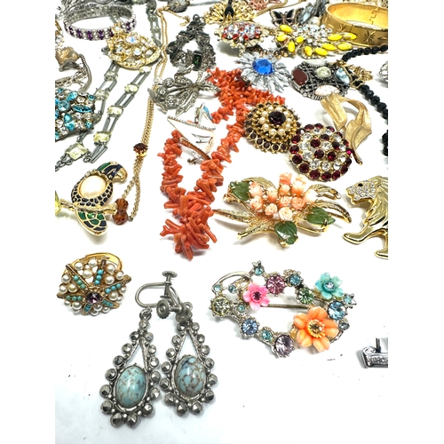 1305 - selection of costume jewellery weight