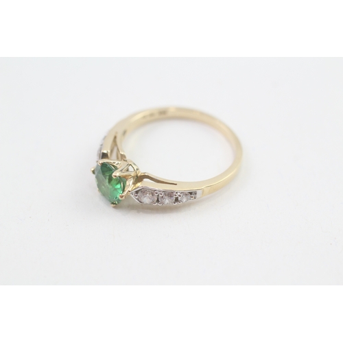 206 - 14ct gold cz accented green gemstone set cocktail ring (3.1g)