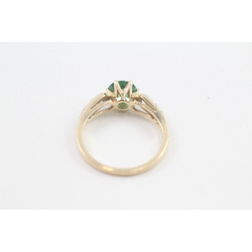 206 - 14ct gold cz accented green gemstone set cocktail ring (3.1g)