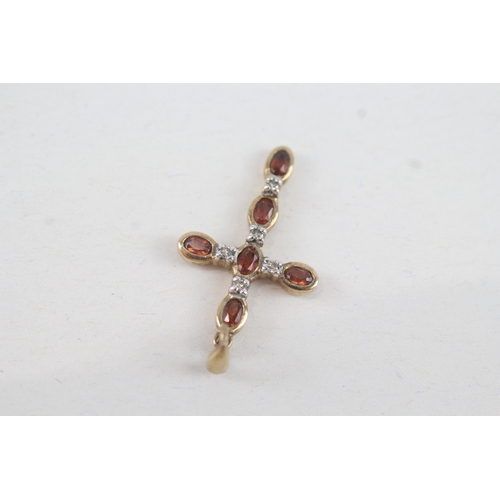 123 - 9ct gold garnet & diamond cross pendant (1.3g)
