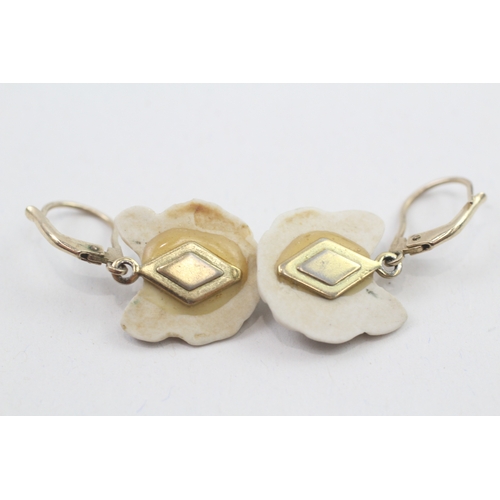 132 - 9ct gold pomeranian porcellian drop earrings (4.1g)
