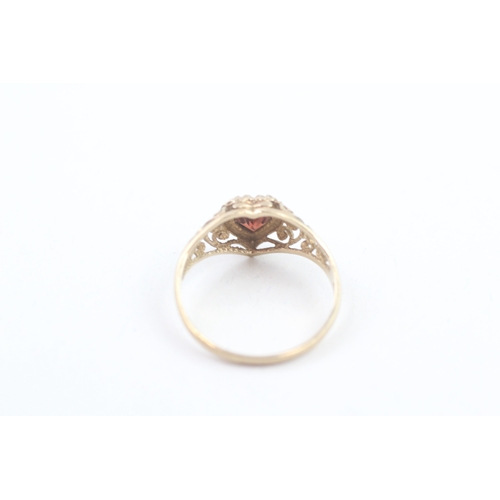 141 - 9ct gold vintage garnet patterned ring (1.4g)